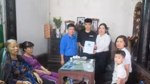 Bảo hiểm xã hội Việt Nam thăm hỏi, tặng thẻ Bảo hiểm y tế cho 2 con nữ công nhân tử nạn