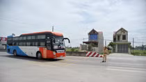 CSGT Thanh Hóa đội nắng xử lý xe vi phạm trên QL1A