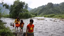 Đi cũng khổ, ở không xong