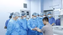 Ca ghép tay từ người cho sống đầu tiên trên thế giới được thực hiện như thế nào?