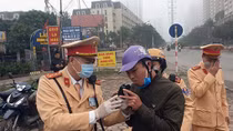 Người dân được chọn ống thổi trước khi kiểm tra nồng độ cồn