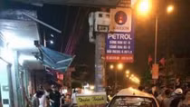 Cảnh tượng kinh hoàng khi xe ô tô lao thẳng vào quán ốc đông nghịt người