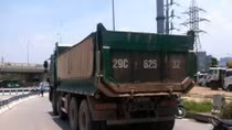 Xe tải cuốn xe máy vào gầm, 1 người thương nặng