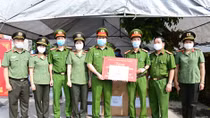 Trao 100 triệu đồng và 20 nghìn khẩu trang cho Công an Hải Dương