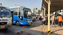 COVID-19 bùng phát, vận tải hành khách đìu hiu