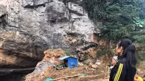 Đưa máy xúc vào lòng hang tìm kiếm 2 người đào vàng mắc kẹt