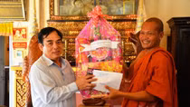 Thăm hỏi, tặng quà các chùa Khmer dịp lễ Sen Dolta