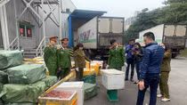 Ngăn chặn 2 xe container thực phẩm lậu "xâm nhập" Hà Nội