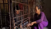 Xót xa cảnh chị gái gần 30 năm chăm sóc em trai mắc bệnh tâm thần