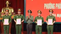 Khen thưởng thành tích phá án vụ cướp tài sản tại chợ Long Biên