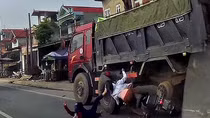 Trổ tài lạng lách, hai thiếu nữ lao đầu vào ô tô