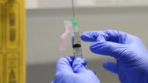 Cuộc chiến thông tin tình báo về vaccine COVID-19
