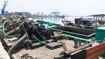 Xây dựng nhà giàn và dùng máy bay không người lái để chống "cát tặc"