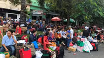 Hàng nghìn người vật vờ ở ga Sài Gòn sau sự cố tàu trật bánh