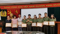 Trao kỷ niệm chương “Vì sự nghiệp báo chí Việt Nam” cho hội viên Chi hội Nhà báo Báo CAND