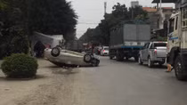Ô tô lấn làn tông vào xe khác rồi lật chắn ngang đường