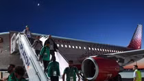 Máy bay chở đội Saudi Arabia đột ngột phát hỏa