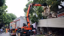 Hiện trường tan hoang nơi ngôi nhà bị sập trên phố Hàng Bông