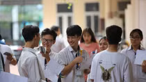 Thí sinh bước vào ngày thi thứ hai với tổ hợp môn khoa học tự nhiên và ngoại ngữ
