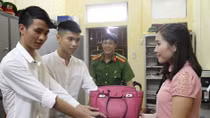 Hành động đáng biểu dương của 2 học sinh lớp 12 trước giờ khai giảng