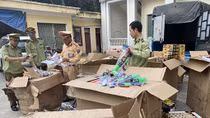 Ô tô vận chuyển số lượng lớn đồ chơi bạo lực nguy hiểm