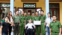 Thăm hỏi, tặng quà gia đình Bà mẹ Việt Nam Anh hùng, thân nhân liệt sỹ