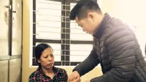 Người mẹ lạnh lùng chứng kiến con trai phạm tội quỵt nợ