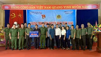 Tặng sân bê tông và thiết bị điện cho người dân 