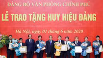 Thủ tướng Nguyễn Xuân Phúc dự lễ trao Huy hiệu Đảng tại Đảng bộ Văn phòng Chính phủ