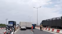 Cầu Thanh Trì kẹt cứng hàng cây số vì xe tải đè bẹp xe con, chắn ngang mặt cầu