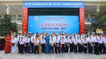 Bí thư Thành ủy Vương Đình Huệ đánh trống khai giảng tại THCS Giảng Võ