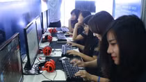 Phụ nữ trẻ mê muội trong trò chơi tìm bạn trai ảo