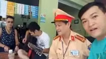  "Giao lưu văn nghệ" với tài xế vi phạm, CSGT được nhiều người ngợi khen