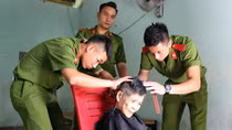 Sinh viên cảnh sát thăm hỏi người già neo đơn