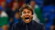 HLV Conte đổ máu vì chiến thắng của Italia