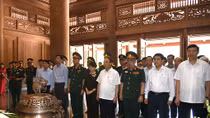 Thủ tướng dâng hương tưởng nhớ Bác Hồ tại Khu Di tích K9
