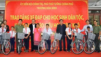 Ấm áp nghĩa tình với người dân và học sinh vùng Nam Trung bộ