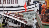 Tàu du lịch suýt chìm tại cảng
