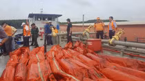 Xử lý kịp thời sự cố tràn dầu, container trôi nơi tàu Vietsun Integrity chìm