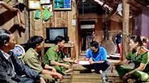 Về buôn làng vận động nhân dân giao nộp vũ khí, vật liệu nổ