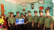 Món quà nghĩa tình gửi tặng thân nhân gia đình 3 liệt sĩ CAND hy sinh tại xã Đồng Tâm