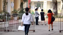 Cận giờ thi, nhiều thí sinh hớt hải do đến muộn, quên đồ