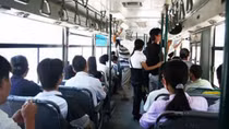 Đình chỉ phụ xe buýt gạ hành khách tiền chuộc điện thoại và đi nhà nghỉ