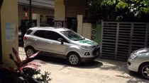 Sốc với hành vi trả thù của người phụ nữ với xế hộp đỗ ẩu