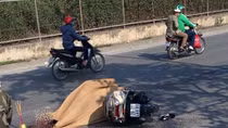 Ngã ra đường, người phụ nữ đi xe Lead bị xe tải cán tử vong