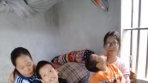 Xót xa vợ chồng nghèo chăm sóc 3 con mắc trọng bệnh