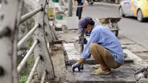 Vỉa hè Hà Nội được "thay áo" bằng gạch bê tông vân đá