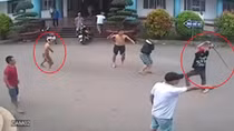 Đánh nhau vì mâu thuẫn ngoài đường, cấp cứu vào bệnh viện vẫn đánh nhau