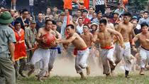 Trai làng Hà Nội mình trần hào hứng vật cầu đầu năm