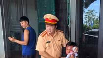Trưởng phòng CSGT đập kính, cứu tài xế bị mắc kẹt do tai nạn